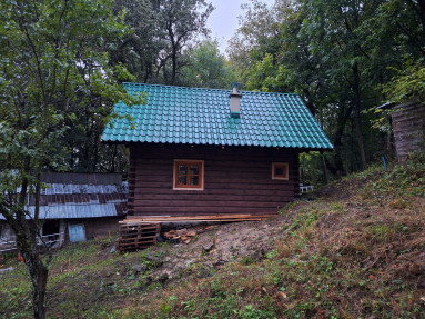 Prodej roubenky a stavebního pozemku v horách Horné Marikové